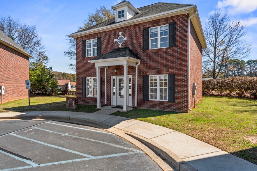 More Photos Of 104 Renaissance Cir, Mauldin Office For Lease