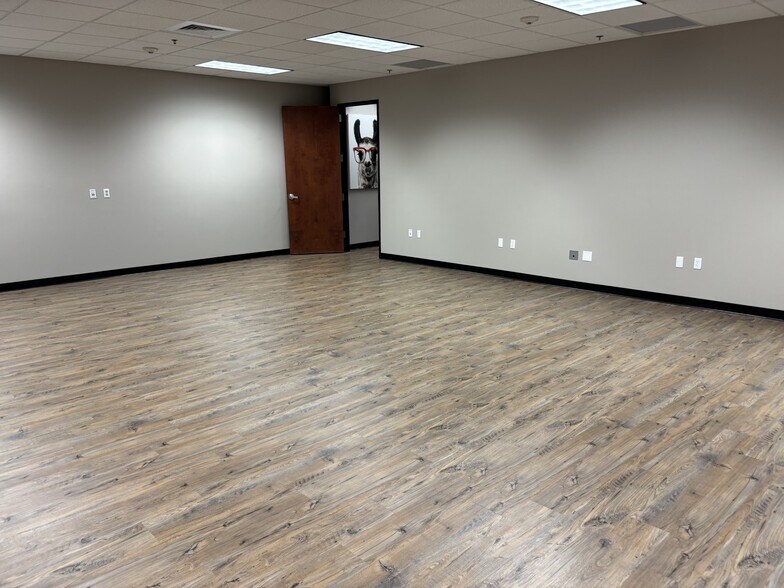 More Photos Of 14239 W Bell Rd, Surprise Office For Lease