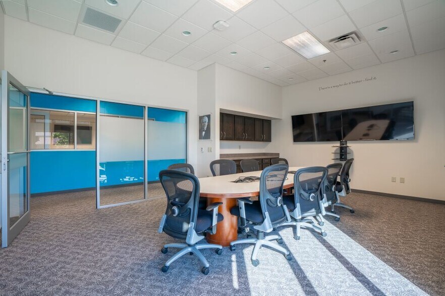 More Photos Of 900 W Indiana St, Evansville Distribution For Lease