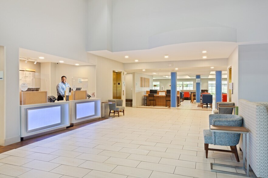 More Photos Of 53 Jefferson Rd, Jacksonville Hotel For Sale