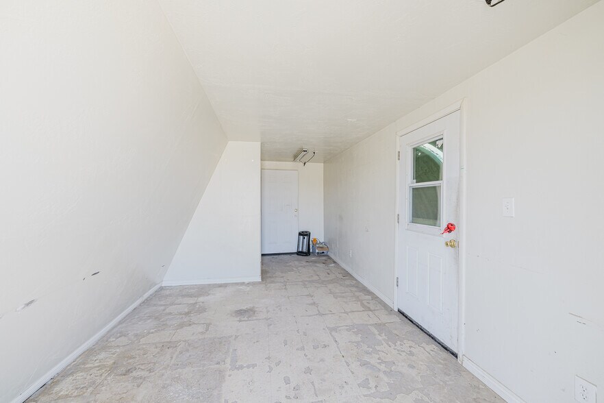 More Photos Of 75 Licht Pky, Spring Creek Industrial For Lease