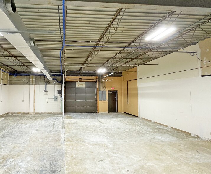 More Photos Of 2401 Directors Row, Indianapolis Unknown For Lease