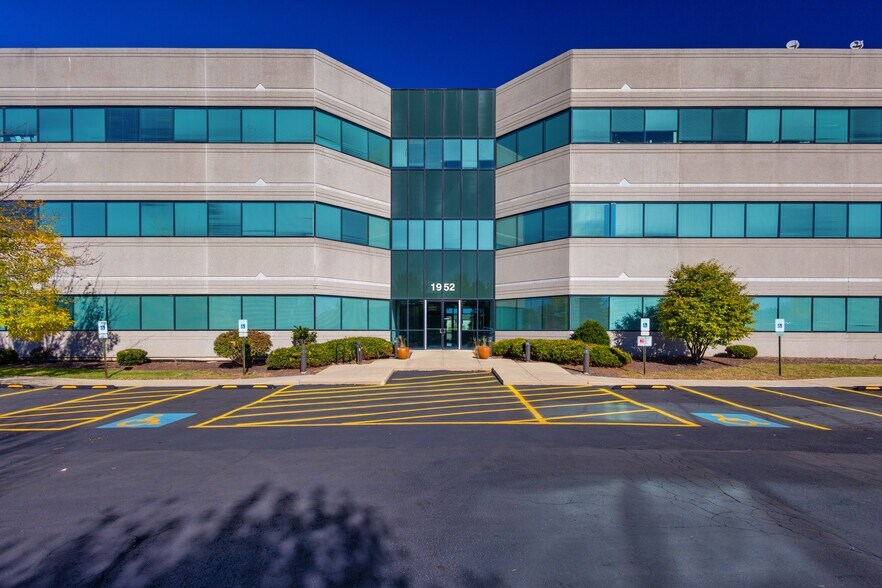 More Photos Of 1952 Mcdowell Rd, Naperville Business Park For Lease