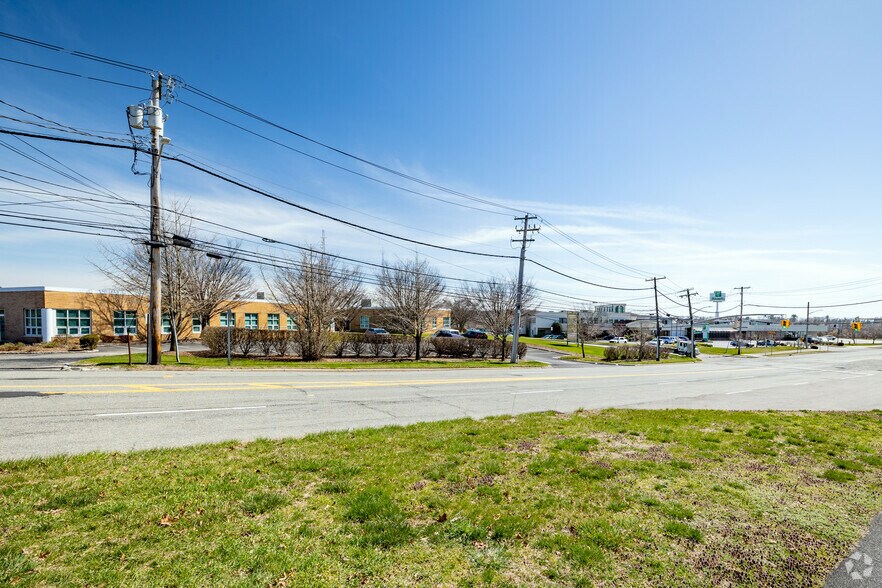 More Photos Of 303 Sunnyside Blvd, Plainview Showroom For Lease