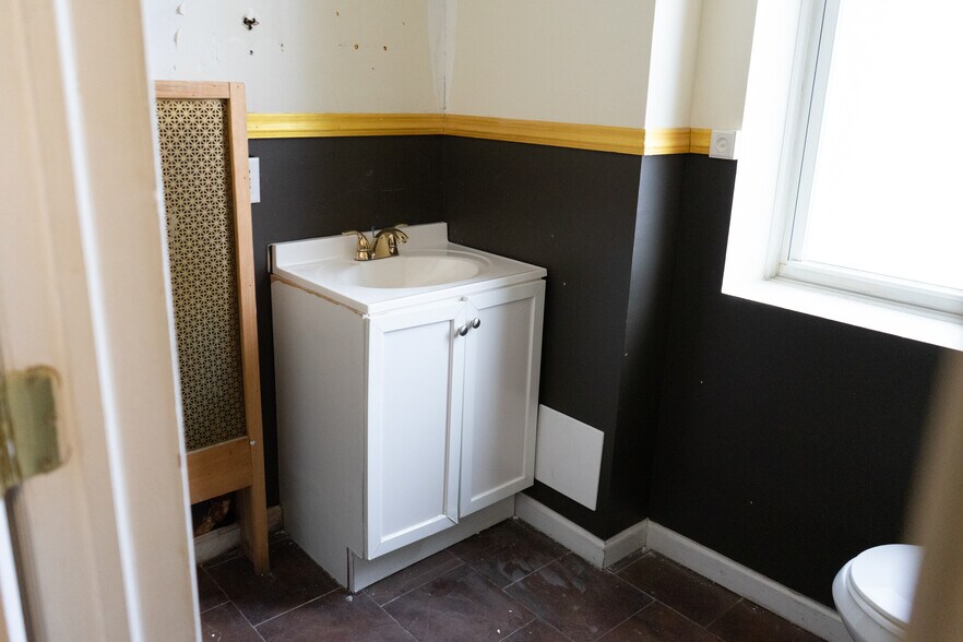 More Photos Of 161 Jamaica Ave, Brooklyn Storefront Retail Office For Lease