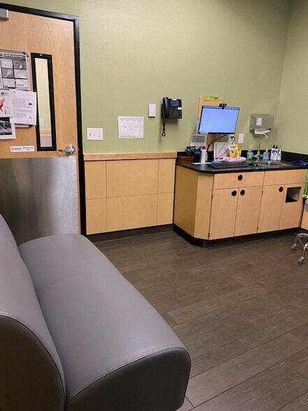 More Photos Of 35 NW 20th Pl, Portland Veterinarian Kennel For Lease