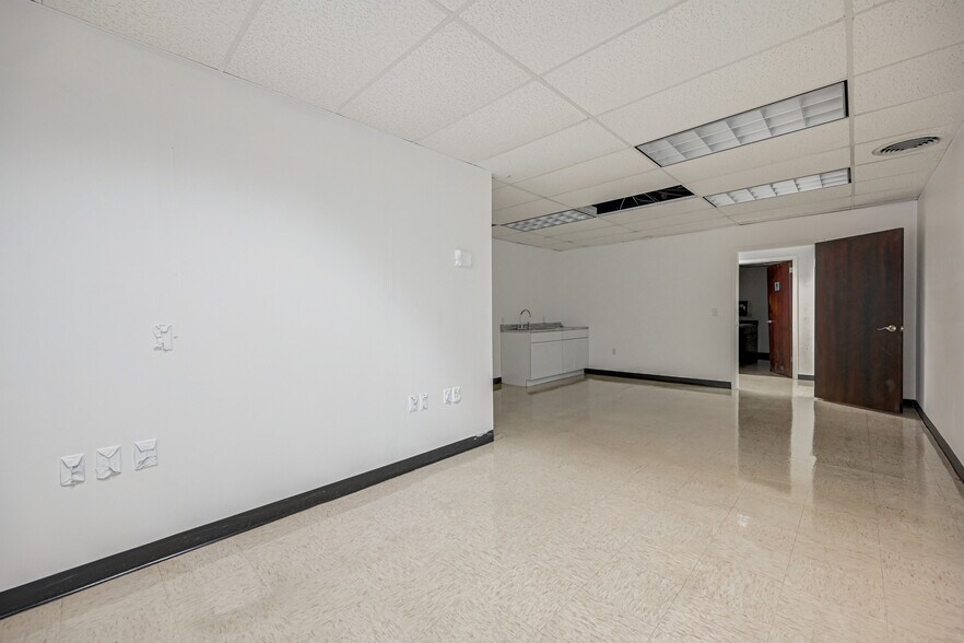 More Photos Of 20 Willow Springs Cir, York Warehouse For Lease