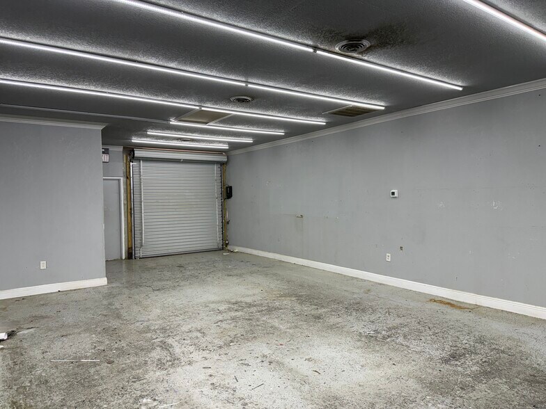 More Photos Of 10478 Northcliffe Blvd, Spring Hill General Retail For Lease