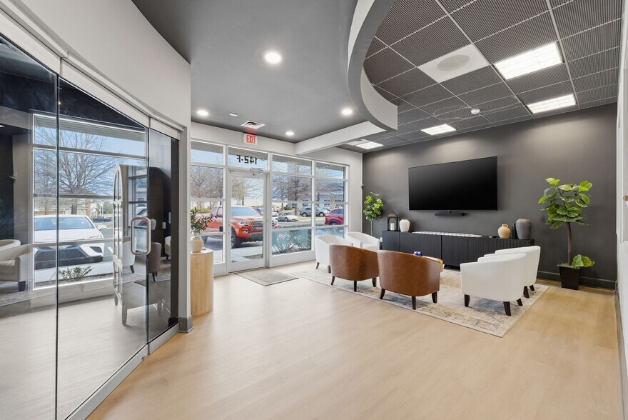 More Photos Of 142 S Cardigan Way, Mooresville Flex For Lease