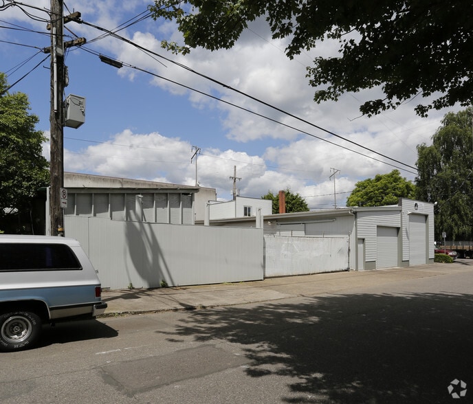 More Photos Of 930 SE Lincoln St, Portland Warehouse For Sale
