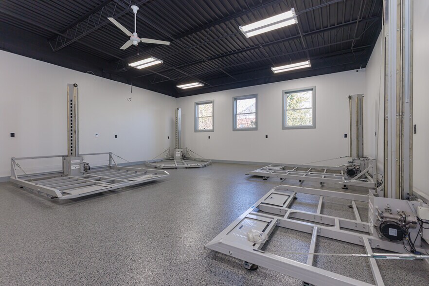 More Photos Of 5513 N Oxford St, Indianapolis Showroom For Lease