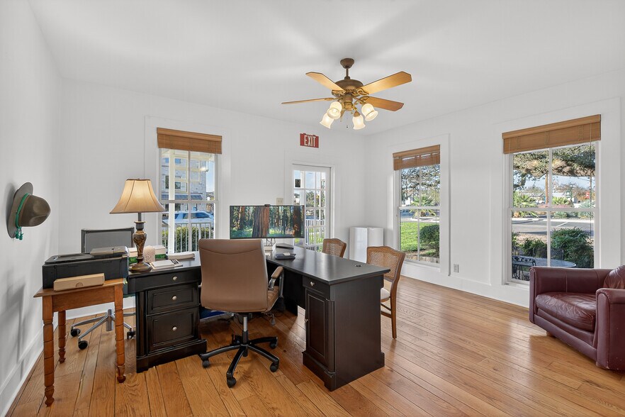 More Photos Of 119 Avenue G, Marble Falls Office For Sale