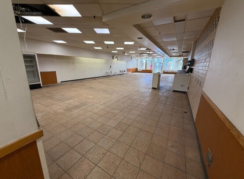 More Photos Of 426-428 Main St, Hyannis Storefront For Lease
