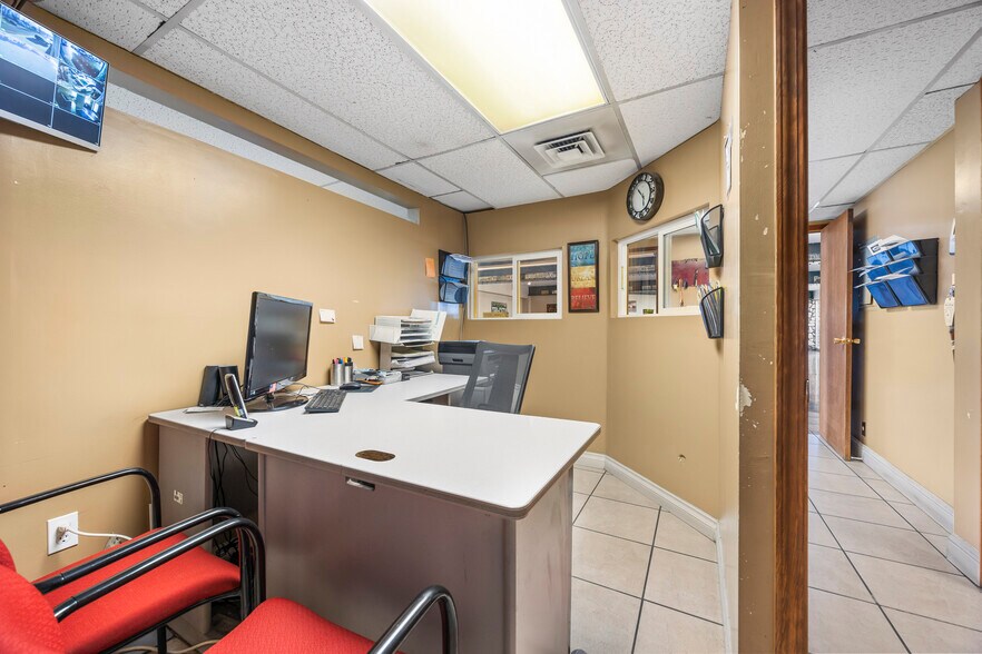 More Photos Of 518 W Columbia Dr, Kennewick Storefront Retail Office For Lease