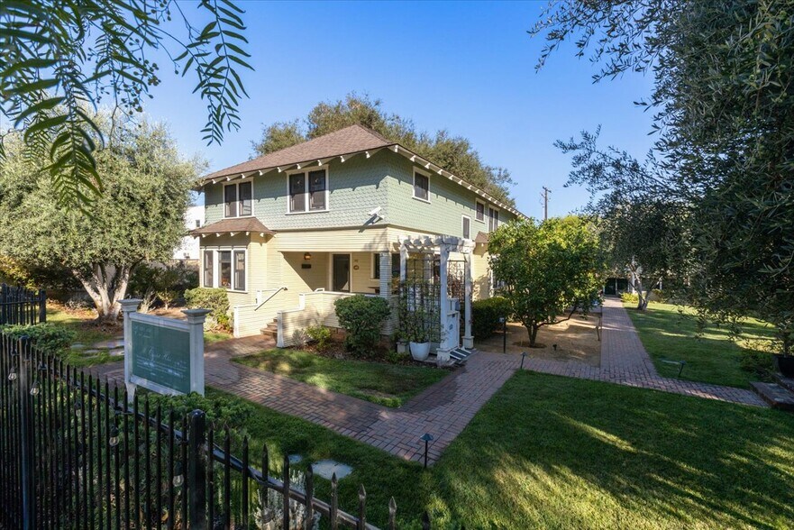 Primary Photo Of 140 W 136-38-40, Escondido Office For Sale