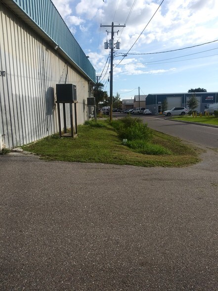 More Photos Of 5017 N Coolidge Dr, Tampa Warehouse For Lease
