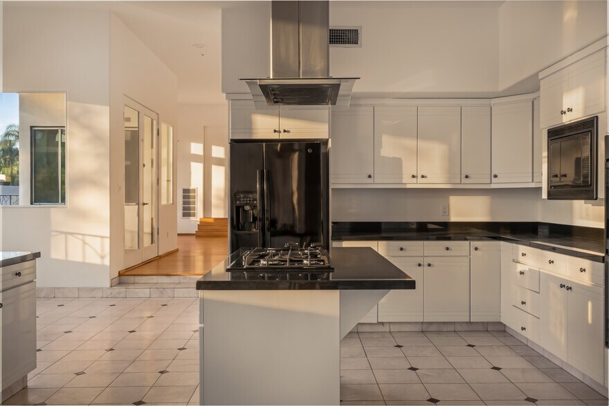 More Photos Of 2000 Wattles Dr, Los Angeles Flex For Sale