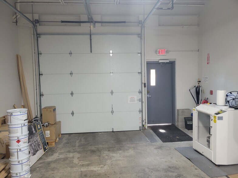 More Photos Of 32 Hampshire Rd, Salem Research And Development For Lease