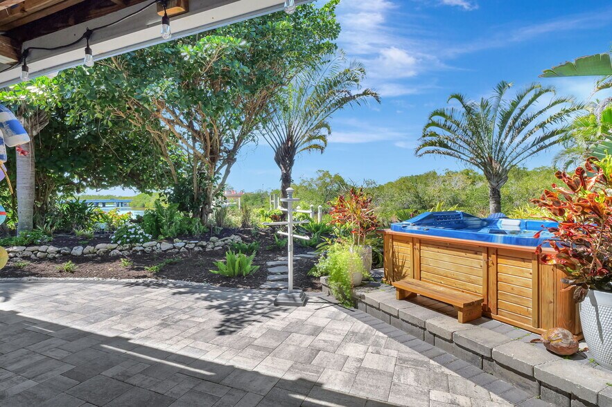 More Photos Of 193 Cocohatchee St, Naples Specialty For Sale