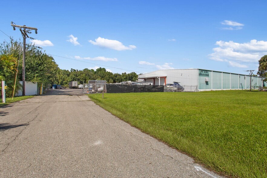 More Photos Of 1327-1339 River Rd, North Fort Myers Warehouse For Sale