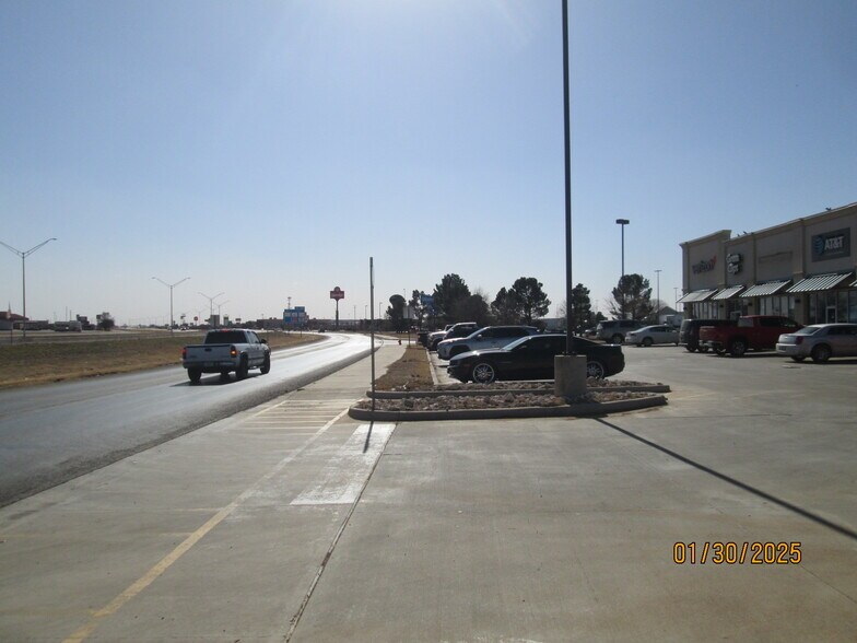 More Photos Of 1601 N I-27, Plainview Storefront Retail Office For Lease