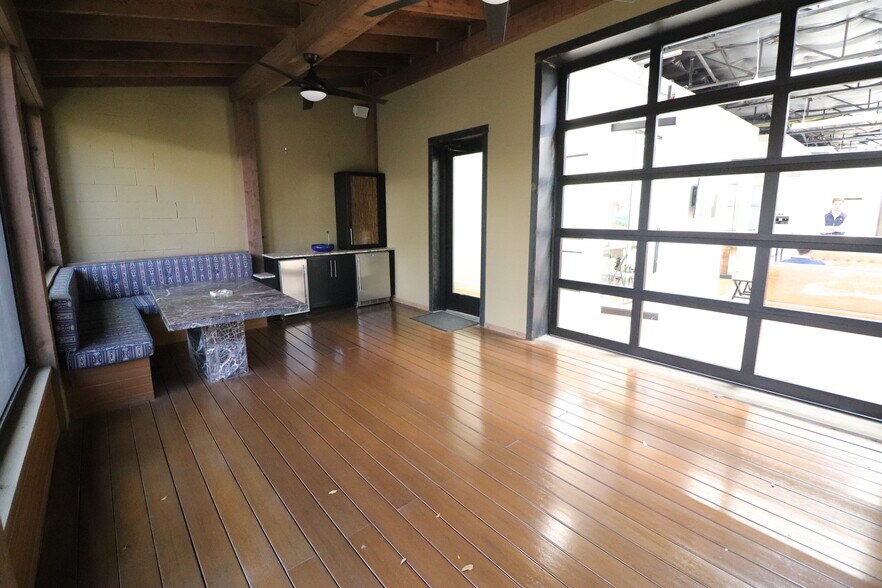 More Photos Of 2336 Farrington St, Dallas Office For Sale