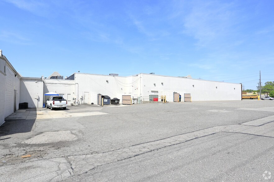 More Photos Of 50-66 E Walton Blvd, Pontiac Storefront For Lease