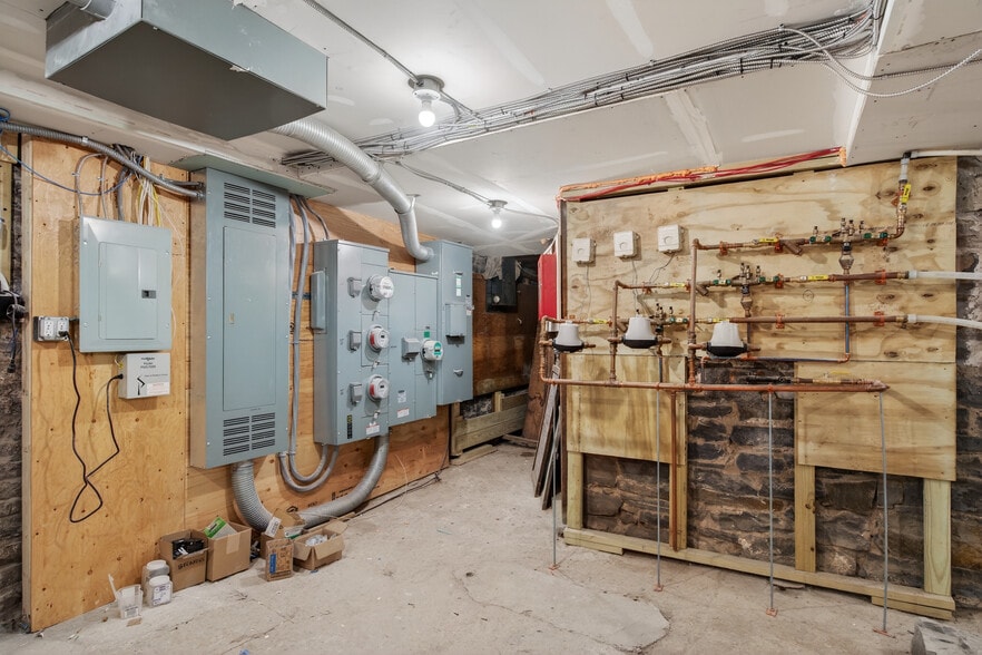More Photos Of 316 Wall St, Kingston Storefront Retail Residential For Lease