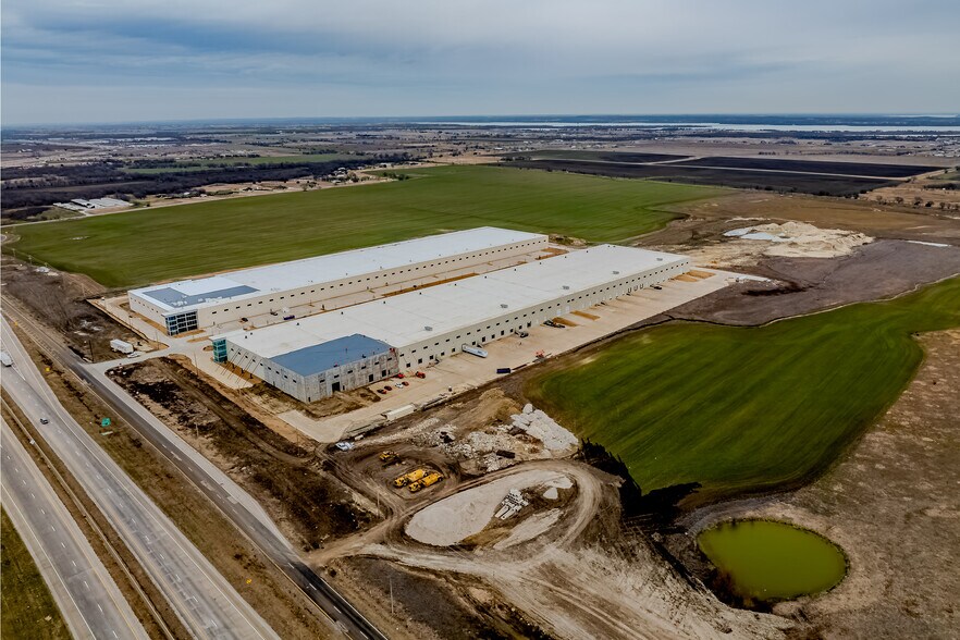 More Photos Of 6100 N Stemmons Fwy, Sanger Warehouse For Lease