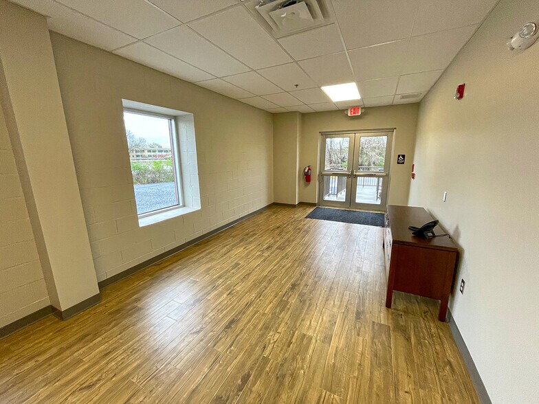 More Photos Of 471 JPL Wick Dr, Harrisburg Manufacturing For Lease