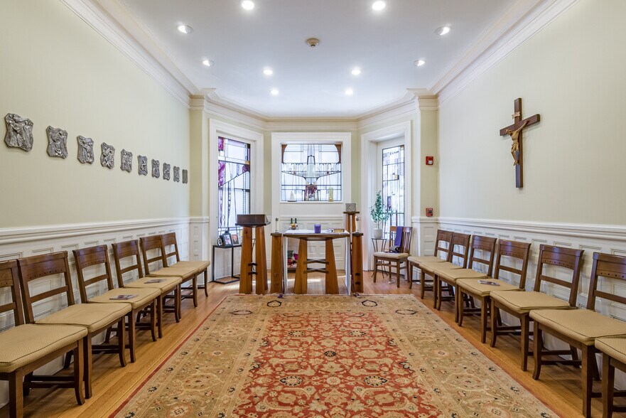 More Photos Of 298-300 Newbury St, Boston Schools For Sale