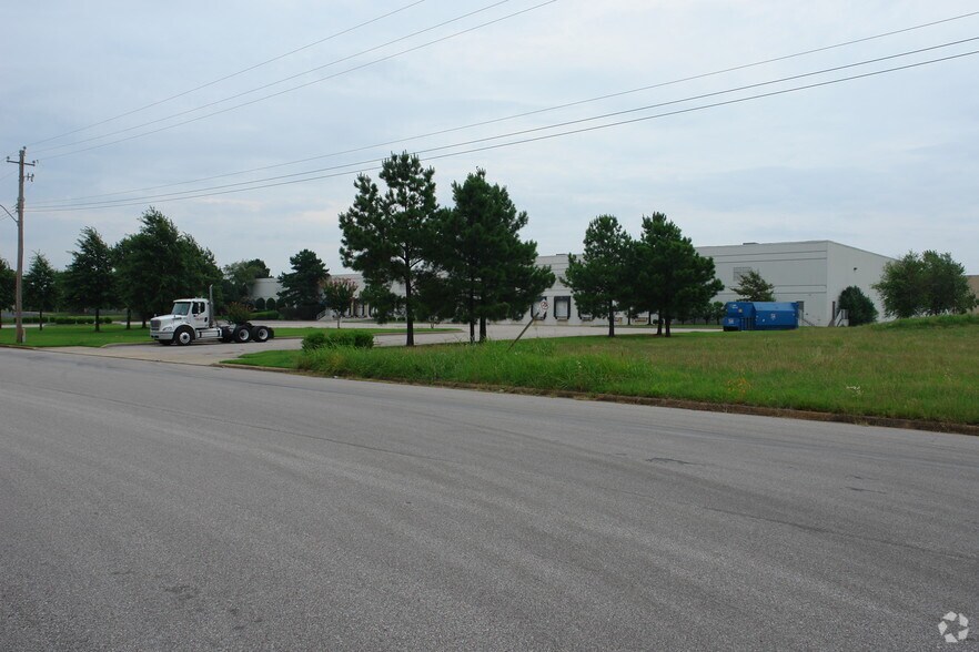 More Photos Of 4140 BF Goodrich, Memphis Distribution For Lease