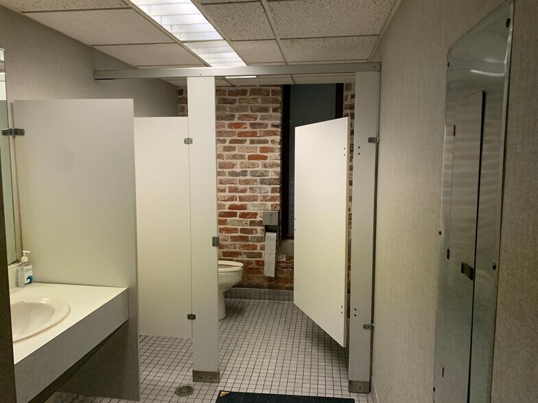 More Photos Of 829-839 St Charles Ave, New Orleans Office For Sale