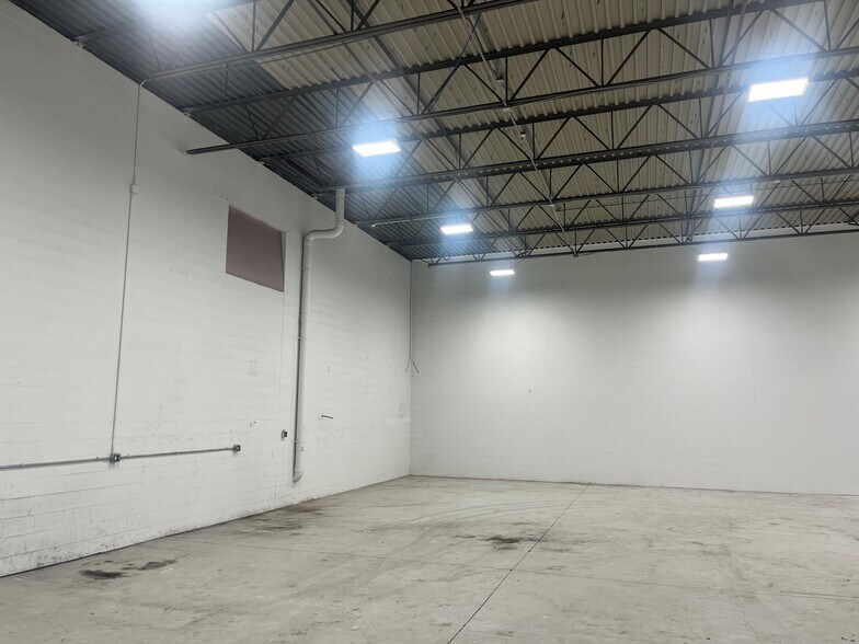 More Photos Of 30975 8 Mile Rd, Livonia Manufacturing For Lease