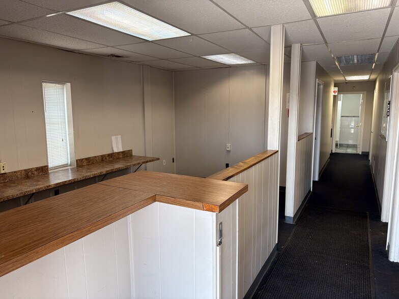 More Photos Of 17 Main St, Savannah Distribution For Lease