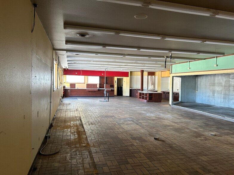 More Photos Of 1214 Franklin St, Waterloo General Retail For Sale