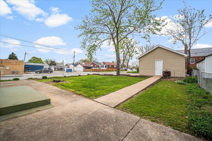 More Photos Of 8700 Gravois Rd, Saint Louis Storefront Retail Residential For Sale