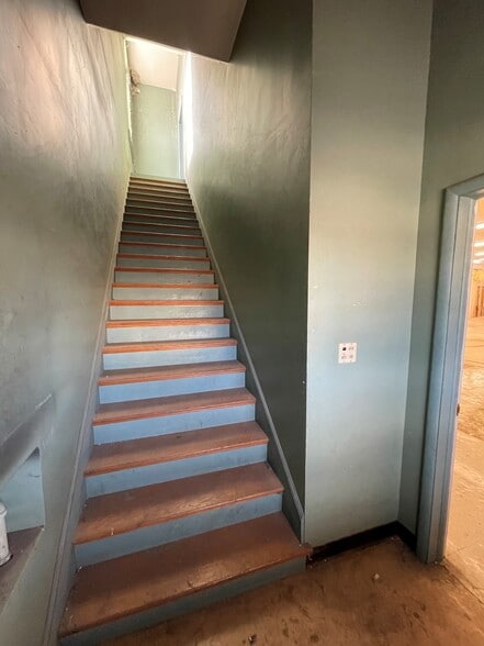More Photos Of 130 W 3rd St, Waynesboro Light Distribution For Lease