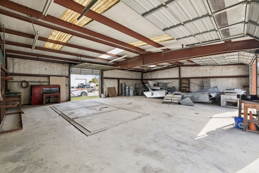 More Photos Of 100 Pecan Dr, Schertz Service For Sale