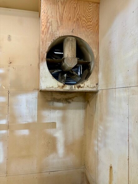 More Photos Of 412 E Railroad Ave N, Manhattan Warehouse For Sale