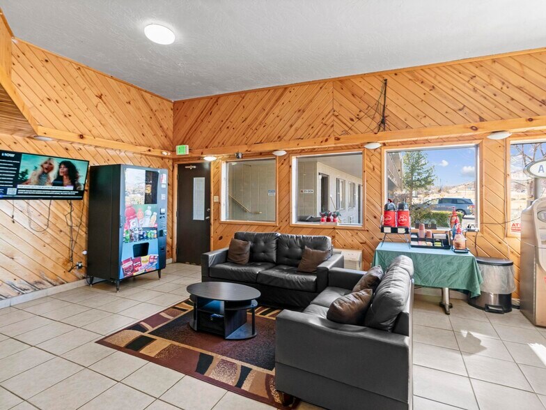 More Photos Of 1225 S State St, Salina Hotel For Sale