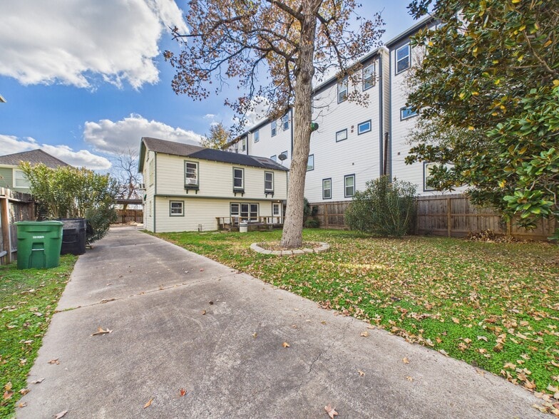 Primary Photo Of 1334 W 21st St, Houston Flex For Sale