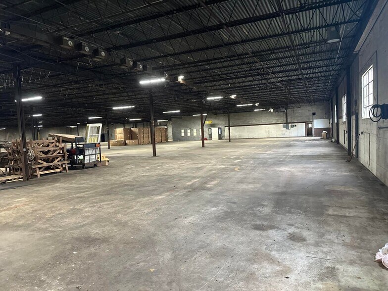 More Photos Of 944 Highway 15 N, New Albany Warehouse For Lease