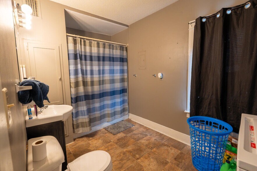 More Photos Of 507 W Wisconsin St, Sparta Flex For Sale