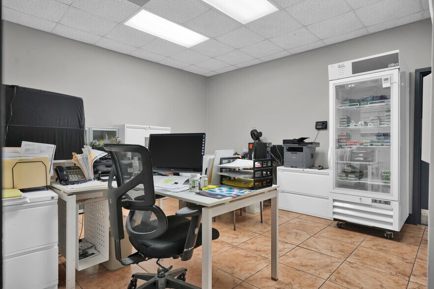 More Photos Of 8111-8119 NW 33rd St, Miami Warehouse For Sale