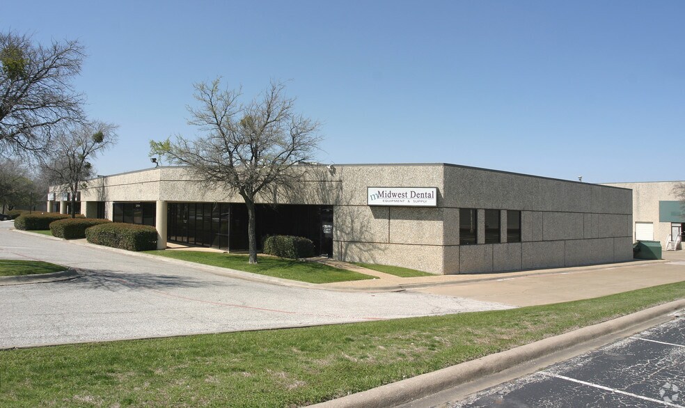More Photos Of 2101-2115 E Division St, Arlington Flex For Lease
