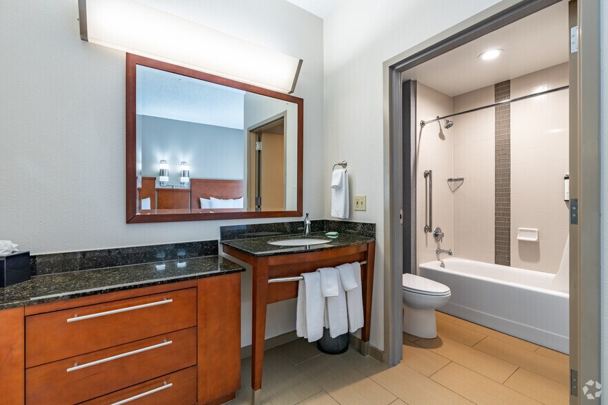 More Photos Of 7905 Giacosa Pl, Memphis Hotel For Sale