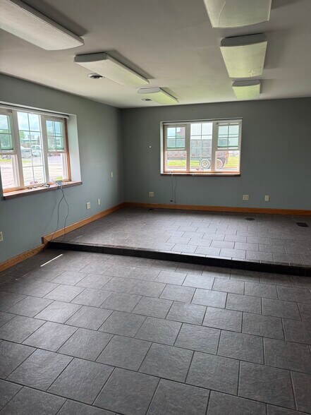 More Photos Of 2000 Industrial Park Rd, Lancaster Manufacturing For Sale