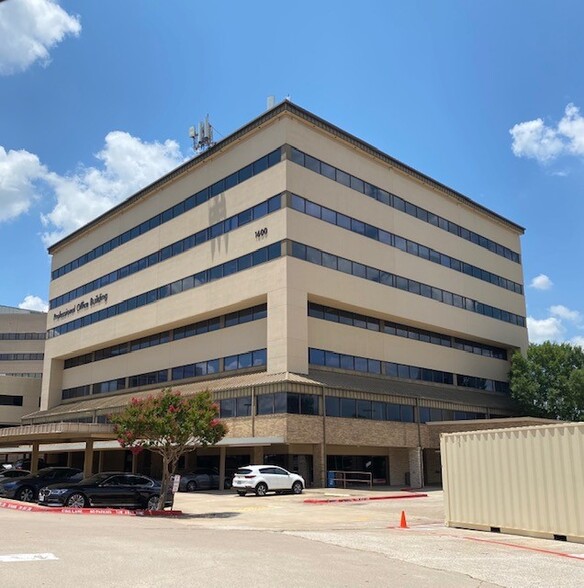 Primary Photo Of 1600 W College St, Grapevine Medical For Lease