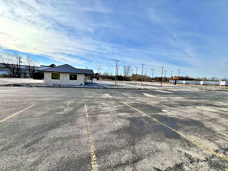 More Photos Of 1391 Murrays Chapel Rd, Sweetwater Showroom For Sale